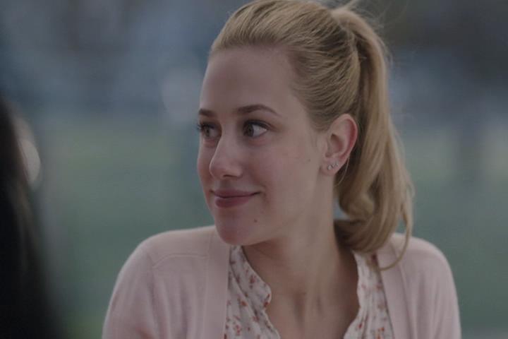 Riverdale-1-01-The-River's-Edge-132-Betty-smiles