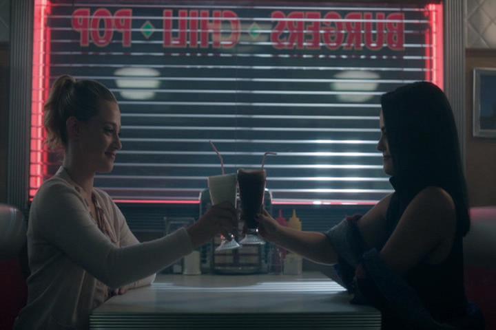 Riverdale-1-02-A-Touch-of-Evil-262-Betty-Veronica-clink